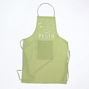 Grembiule in cotone verde chiaro con disegno in bianco degli ingredienti per preparare il "Pesto" al mortaio tipico di Genova: basilico, aglio, olio extravergine di oliva, pinoli, parmigiano reggiano (Made in Italy)